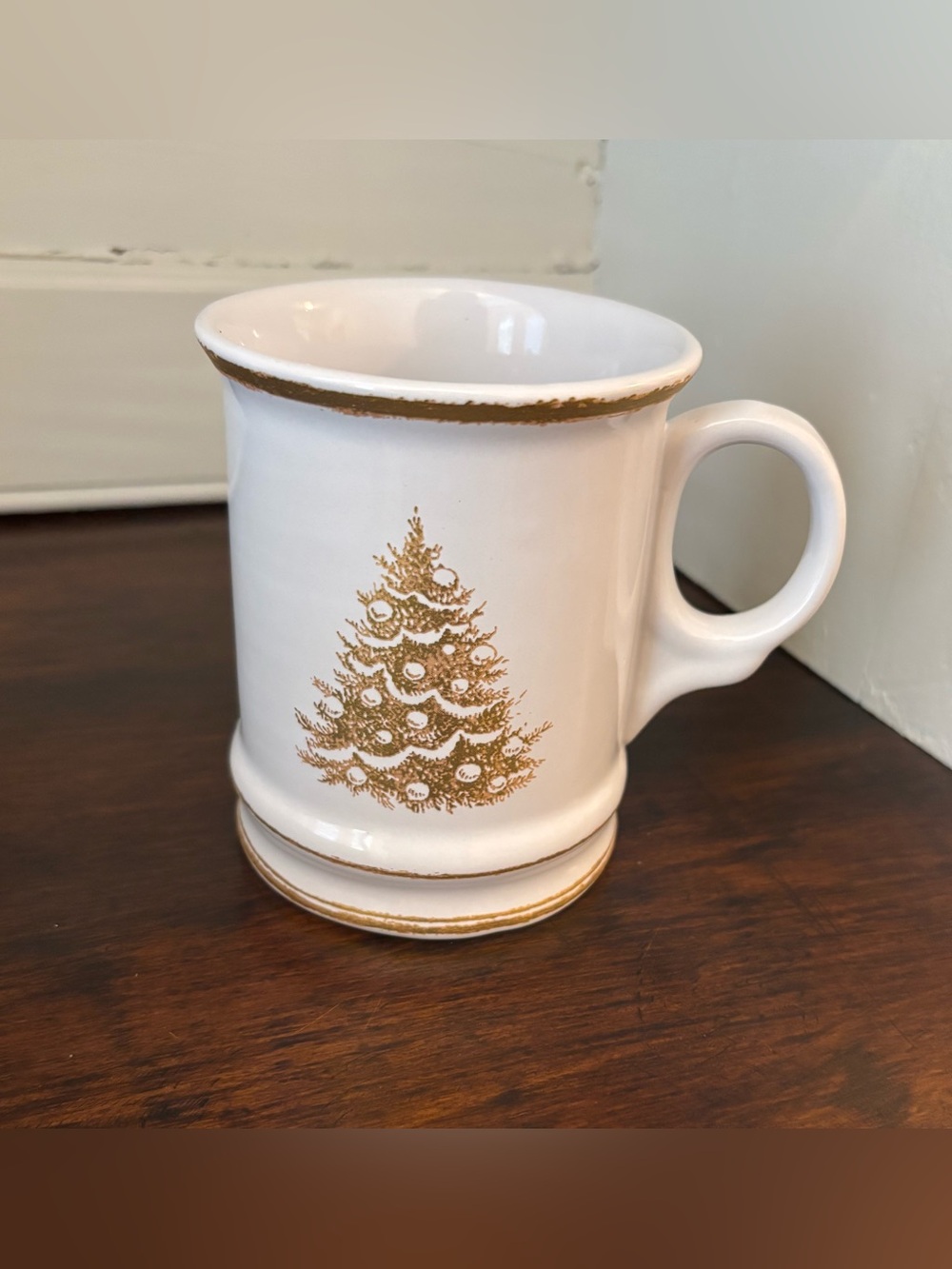 Williams Sonoma Christmas Tree Coffee Mug White Porcelain Metallic Gold Tree